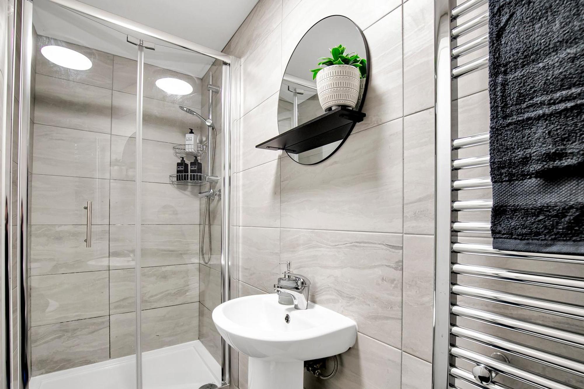 Luxury 8 Minutes From Heathrow Apartment *